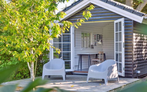 Sighfrith - 1.4Km from the Sea: Hout, Buitenmeubels, Verblijf, Meubilair, Huis, Huis, Siding, Tuin, Garden Gebouwen, Schuur
