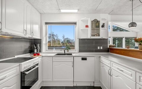 Amine - 300M to the Fjord: Keuken, Toestel Van De Keuken, Major Appliance, Countertop, Flooring, Cabinetry, Huishoudapparatuur, Plafond, Interieur Ontwerp, Verdieping