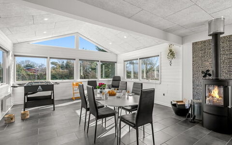 Amine - 300M to the Fjord: Flooring, Interieur Ontwerp, Verdieping, Hout, Plafond, Meubilair, Kamer, Stoel, Bankstel, Woonkamer