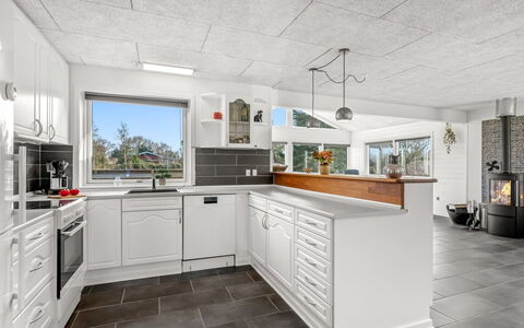 Amine - 300M to the Fjord: Keuken, Plafond, Flooring, Countertop, Major Appliance, Toestel Van De Keuken, Huishoudapparatuur, Tegel, Cabinetry, Lichte Inrichting