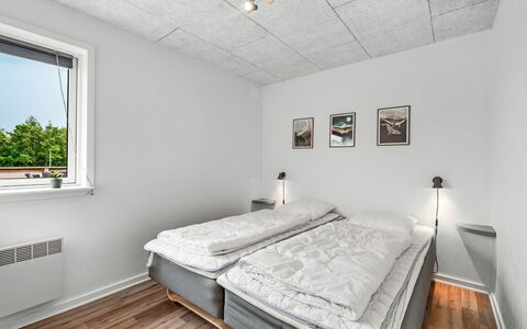 Amine - 300M to the Fjord: Plafond, Flooring, Slaapkamer, Verdieping, Interieur Ontwerp, Kamer, Bedding, Laken, Bed, Lichte Inrichting