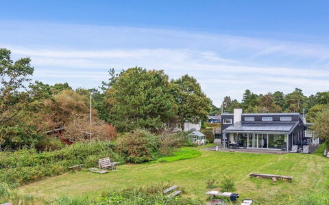 Nilson - 50M from the Sea: Gras, Hout, Landelijk Gebied, Struik, Verblijf, Dak, Plain, Land Lot, Huis, Groundcover