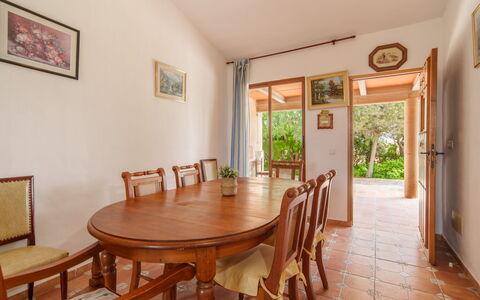 Ca Mon Pare: Tafel, Meubilair, Eigendom, Fabriek, Stoel, Fotolijst, Hout, Verdieping, Beits