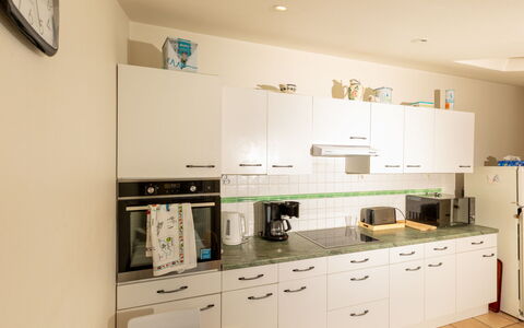 La Solaine: Cabinetry, Countertop, Gebouw, Lade, Wastafel, Kraan, Toestel Van De Keuken, Keuken, Verlichting, Ladenkast