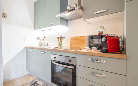 Atzeni: Countertop, Cabinetry, Gebouw, Lade, Fornuis, Keuken, Toestel Van De Keuken, Hout, Verlichting, Interieur Ontwerp