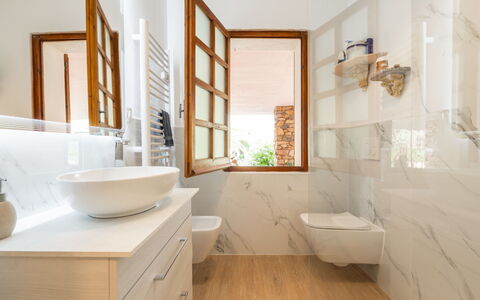 Atzeni: Spiegel, Bad, Loodgieterswerkinrichting, Eigendom, Kraan, Wastafel, Badkamer, Badkamerkast, Interieur Ontwerp, Hout