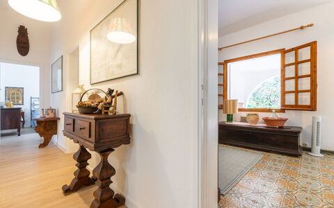 Atzeni: Eigendom, Meubilair, Venster, Kamerplant, Hout, Gebouw, Huis, Verdieping, Flooring, Onroerend Goed