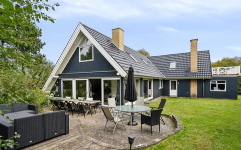 Eugenie - 100M from the Sea: Meubilair, Interieur Ontwerp, Appartement, Flooring, Verdieping, Tafel, Stoel, Kamer, Huis, Keuken En Eettafel