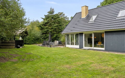 Eugenie - 100M from the Sea: Meubilair, Interieur Ontwerp, Appartement, Flooring, Verdieping, Tafel, Stoel, Kamer, Huis, Keuken En Eettafel