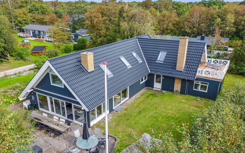 Eugenie - 100M from the Sea: Dak, Huis, Deur, Verblijf, Schaduw, Siding, Werf, Landgoed, Backyard