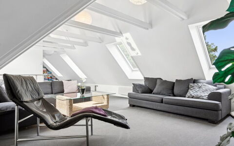 Eugenie - 100M from the Sea: Dak, Huis, Deur, Verblijf, Schaduw, Siding, Werf, Landgoed, Backyard