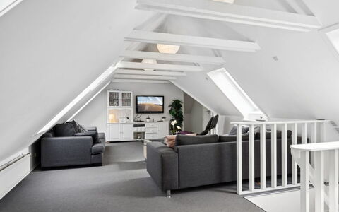 Eugenie - 100M from the Sea: Dak, Huis, Deur, Verblijf, Schaduw, Siding, Werf, Landgoed, Backyard