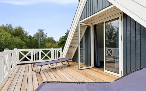 Eugenie - 100M from the Sea: Dak, Huis, Deur, Verblijf, Schaduw, Siding, Werf, Landgoed, Backyard