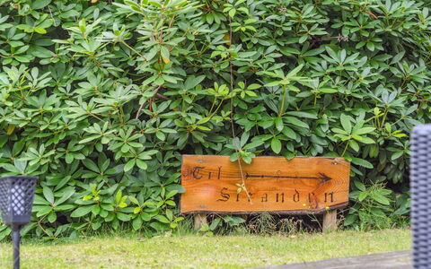 Eugenie - 100M from the Sea: Dak, Huis, Deur, Verblijf, Schaduw, Siding, Werf, Landgoed, Backyard