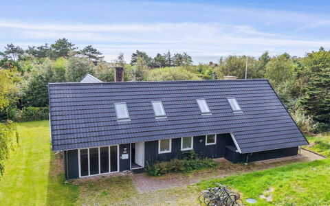 Eugenie - 100M from the Sea: Dak, Huis, Deur, Verblijf, Schaduw, Siding, Werf, Landgoed, Backyard