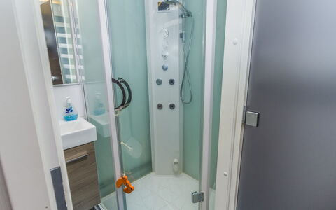 Vuosselin Helmi B21: Loodgieterswerkinrichting, Badkamer, Flooring, Interieur Ontwerp, Verdieping, Loodgieter, Douche, Kraan, Wastafel, Wastafel In De Badkamer