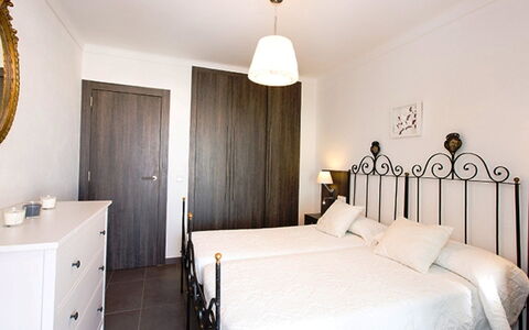 Empuriabrava 218: Slaapkamer, Kamer, Bed, Meubilair, Eigendom, Interieur Ontwerp, Laken, Bed Frame, Gebouw, Verdieping