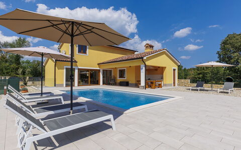 Villa Ana Lucija: Lucht, Wolk, Gebouw, Zwembad, Venster, Huis, Schaduw, Boom, Buitenmeubels, Stoel