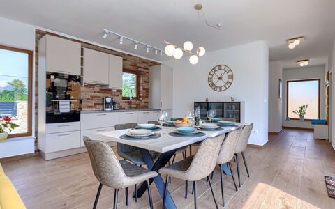 Villa Ana Lucija: Tafel, Meubilair, Stoel, Hout, Fotolijst, Verlichting, Interieur Ontwerp, Keuken, Flooring