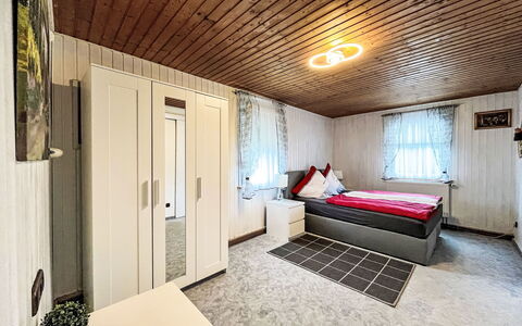 Adenau 385: Gebouw, Eigendom, Meubilair, Comfort, Hout, Huis, Interieur Ontwerp, Bed Frame, Verdieping, Flooring