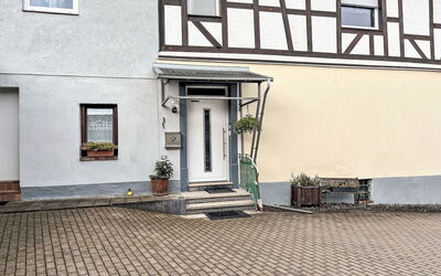 Adenau 385: Gebouw, Venster, Fabriek, Weg Oppervlak, Verlichting, Hout, Bloempot, Stedelijk Ontwerp, Deur, Flooring
