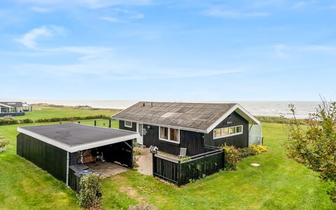Snioulf - 10M from the Sea: Hout, Huis, Veranda, Dek, Hardwood, Dak, Beits, Houten Vloer, Eco Hotel