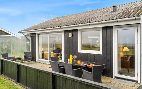 Snioulf - 10M from the Sea: Hout, Huis, Veranda, Dek, Hardwood, Dak, Beits, Houten Vloer, Eco Hotel