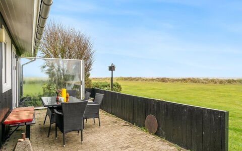 Snioulf - 10M from the Sea: Hout, Huis, Veranda, Dek, Hardwood, Dak, Beits, Houten Vloer, Eco Hotel