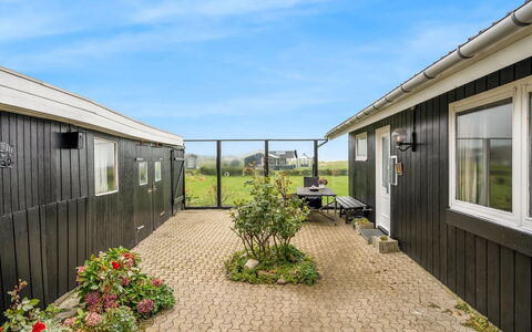 Snioulf - 10M from the Sea: Hout, Huis, Veranda, Dek, Hardwood, Dak, Beits, Houten Vloer, Eco Hotel
