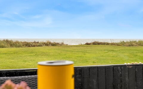 Snioulf - 10M from the Sea: Hout, Huis, Veranda, Dek, Hardwood, Dak, Beits, Houten Vloer, Eco Hotel