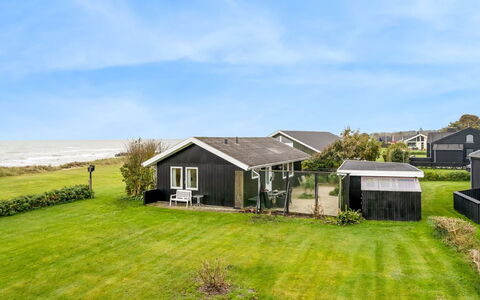 Snioulf - 10M from the Sea: Hout, Huis, Veranda, Dek, Hardwood, Dak, Beits, Houten Vloer, Eco Hotel