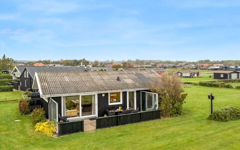Snioulf - 10M from the Sea: Hout, Huis, Veranda, Dek, Hardwood, Dak, Beits, Houten Vloer, Eco Hotel