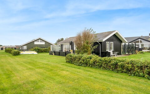 Snioulf - 10M from the Sea: Hout, Huis, Veranda, Dek, Hardwood, Dak, Beits, Houten Vloer, Eco Hotel