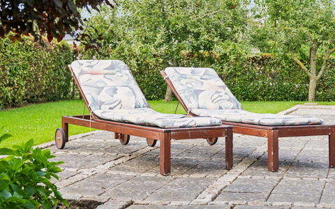 Agneta - 150M from the Sea: Dak, Huis, Huis, Verblijf, Deur, Siding, Dek, Veranda, Plank, Hardwood