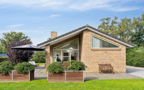 Agneta - 150M from the Sea: Dak, Huis, Huis, Verblijf, Deur, Siding, Dek, Veranda, Plank, Hardwood