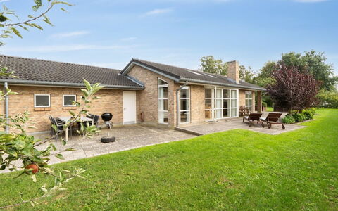 Agneta - 150M from the Sea: Dak, Huis, Huis, Verblijf, Deur, Siding, Dek, Veranda, Plank, Hardwood