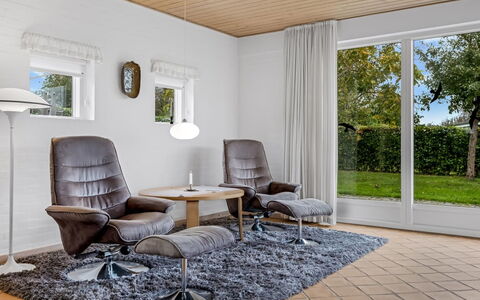 Kalli - 100M from the Sea: Meubilair, Interieur Ontwerp, Flooring, Verdieping, Hout, Woonkamer, Stoel, Huis, Plafond, Houten Vloer