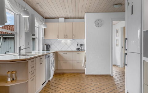 Kalli - 100M from the Sea: Flooring, Verdieping, Interieur Ontwerp, Hout, Cabinetry, Keuken, Countertop, Plafond, Toestel Van De Keuken, Huis