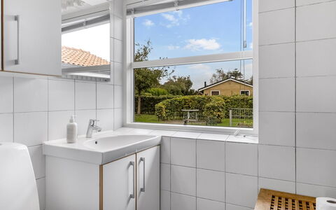 Kalli - 100M from the Sea: Loodgieterswerkinrichting, Muur, Interieur Ontwerp, Flooring, Wastafel, Verdieping, Badkamer, Kraan, Wastafel In De Badkamer, Loodgieter