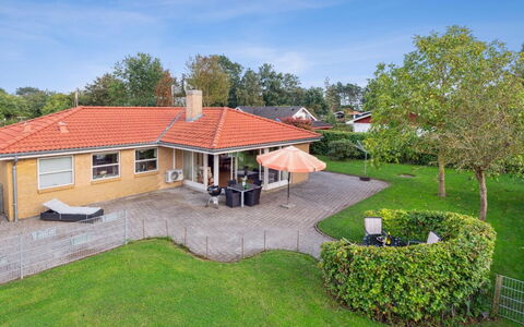 Kalli - 100M from the Sea: Huis, Dak, Woongebied, Huis, Verblijf, Gazon, Landgoed, Boerderij, Tuin, Voorstad