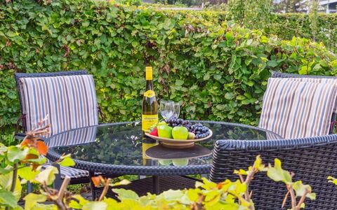 Kalli - 100M from the Sea: Meubilair, Buitenmeubels, Buitentafel, Stoel, Schaduw, Tuin, Wicker, Backyard, Werf, Patio