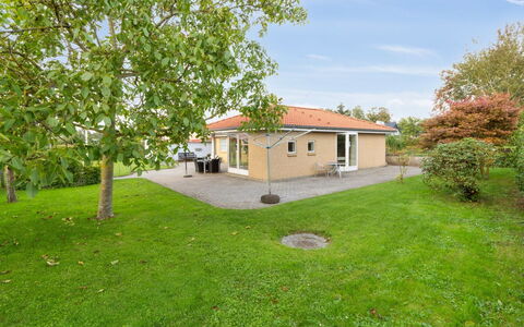 Kalli - 100M from the Sea: Gras, Huis, Dak, Huis, Land Lot, Verblijf, Gazon, Landgoed, Boerderij, Tuin