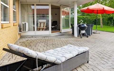 Kalli - 100M from the Sea: Meubilair, Buitenmeubels, Stoel, Huis, Schaduw, Patio, Veranda, Buitentafel, Werf, Tuin