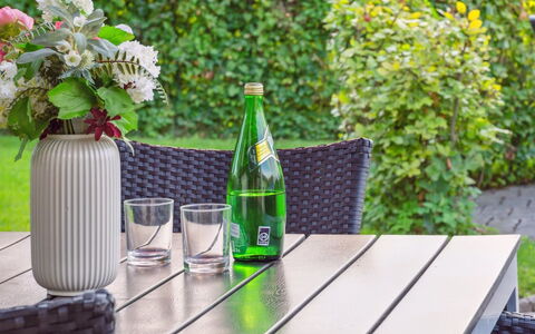Kalli - 100M from the Sea: Tafel, Drinkware, Bloempot, Serveware, Buitentafel, Buitenmeubels, Fles, Tuin, Kamerplant, Hardwood