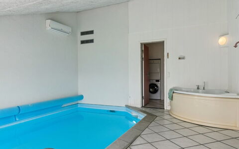 Joella - 75M from the Sea: Dak, Huis, Huis, Verblijf, Siding, Landgoed, Oprit, Garden Gebouwen, Werf, Schuur