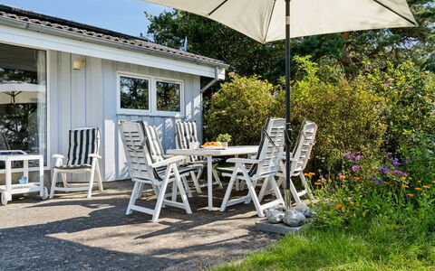 Joella - 75M from the Sea: Dak, Huis, Huis, Verblijf, Siding, Landgoed, Oprit, Garden Gebouwen, Werf, Schuur