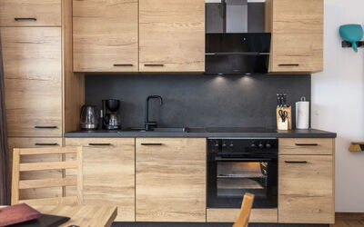 Seeblick Inkl. Sommerkarte 680.2: Bruin, Cabinetry, Meubilair, Eigendom, Countertop, Keuken, Fornuis, Gootsteen, Gebouw, Hout
