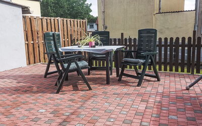 Halberstadt 100: Meubilair, Eigendom, Gebouw, Weg Oppervlak, Hout, Tafel, Buitentafel, Buitenmeubels, Stoel, Flooring