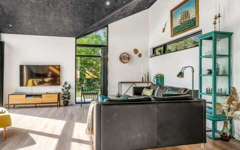 Jahn - 250M to the Fjord: Meubilair, Interieur Ontwerp, Flooring, Muur, Bankstel, Hout, Plafond, Verdieping, Woonkamer, Kamer
