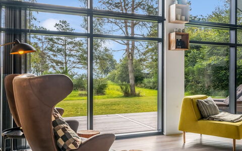 Jahn - 250M to the Fjord: Meubilair, Interieur Ontwerp, Flooring, Verdieping, Hout, Huis, Houten Vloer, Stoel, Verlichting, Woonkamer